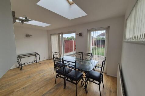 Strafford Avenue, Clayhall, Ilford, Redbridge photo 5
