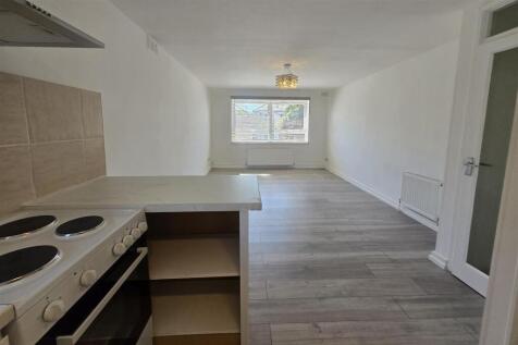 OPEN PLAN LIVING ROOM/FITTED KITCHEN: