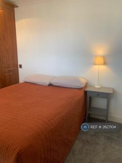 Double Bedroom With Build In Wardrobe 