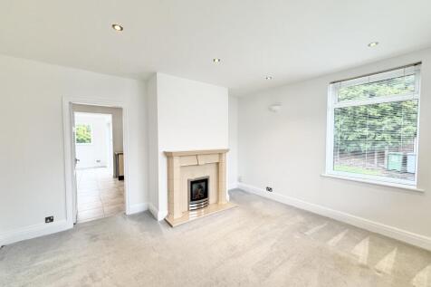 Farmfield, Sale, Trafford photo 3