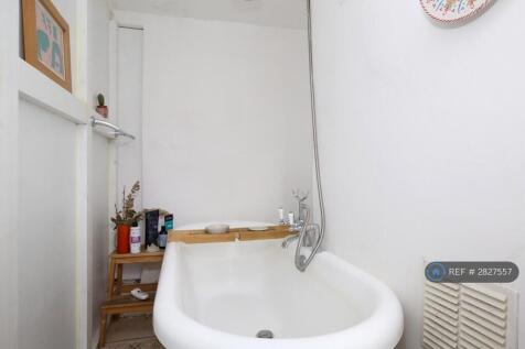 Roll Top Bath (Lower Ground Floor).