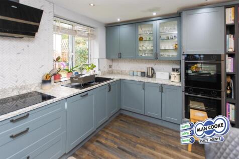 FITTED KITCHEN