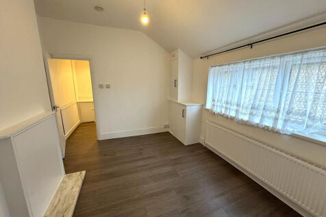Two bedroom HIGH STREET SOUTH photo 3