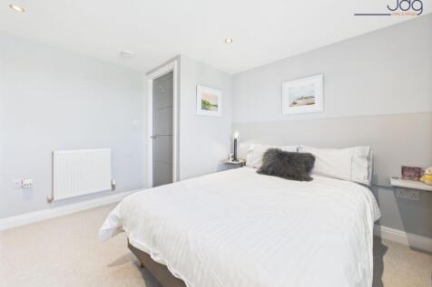 Double Bedroom with built in wardrobes 2