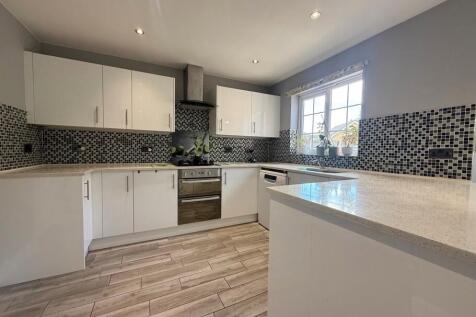 Tiverton Crescent, Kingsmead photo 3