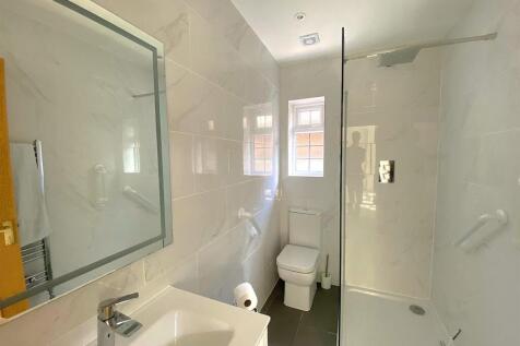 36 Terminus Ave - En Suite.jpg