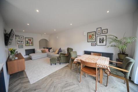 Lounge and dining area.jpg