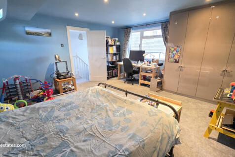 4 Double Bedroom semi-detached house for sale on 