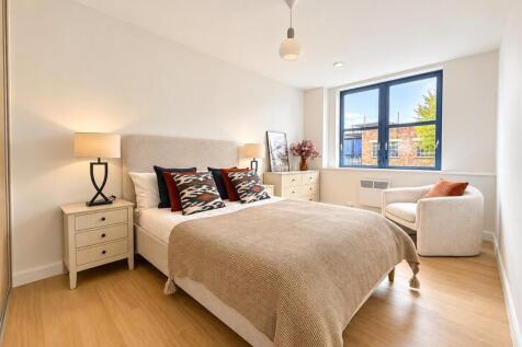Canal Court, Brentford photo 4