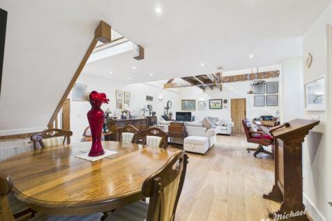 CAM02773G0-PR0357-STILL024