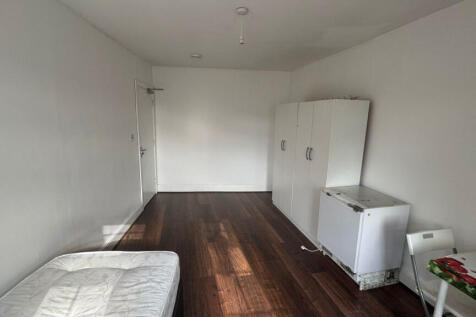 All inclusive master room to let on Hewett Road ,