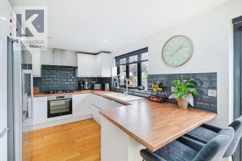 St. Clair Drive, Worcester Park - KT4 8UQ