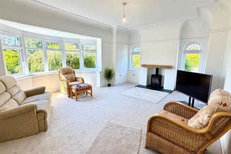 DUAL ASPECT LOUNGE