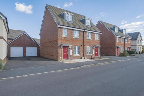 3-bed semi-detached on Hayes Drive, Three Mile Cross, Wokingham, £1,825/mo