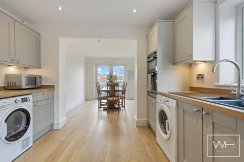 2 Aintree Close, Cus