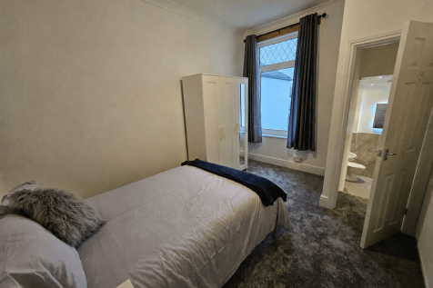 En Suite bedroom in a professional sharers house