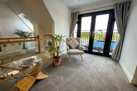 ALTERNATE VIEW OF MASTER BEDROOM