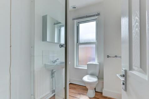 62 Brading Road Bathroom 2
