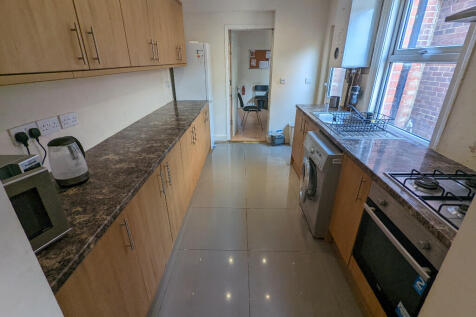 4-bed terraced on Grange Avenue, Reading, Berkshire, RG6, £2,400/mo