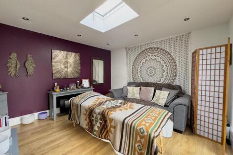 Summer House/ Treatment Room