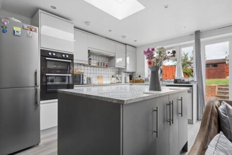 KITCHEN / LOUNGE / DINER