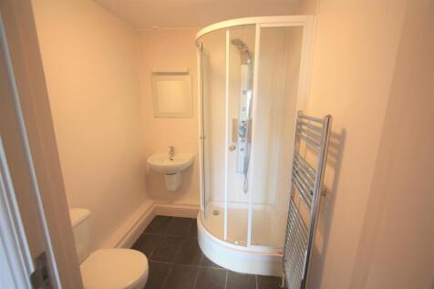 14 Longshore Apartments En Suite Shower Room