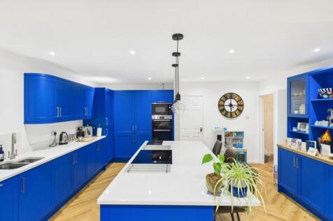 CAM03729G0-PR0201-STILL031