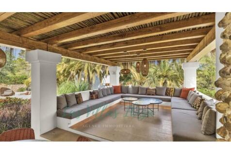 Outside_Covered_Lounge_Area