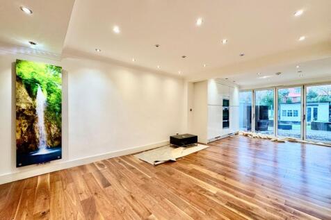 Open plan lounge/kitchen/dining area