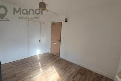 Brentwood Road, Romford, RM1 2RT photo 3