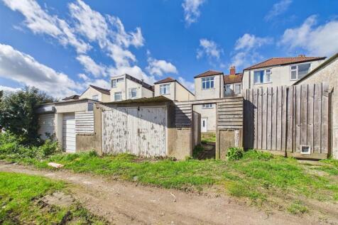 Three bedroom end-terrace (16).jpg