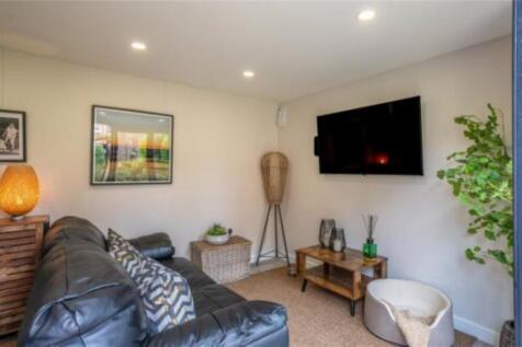 33 Pool Hall Crescent-27.jpg