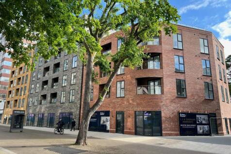 Star Court, Romfo...