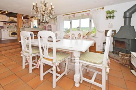 Dining room to kitchen