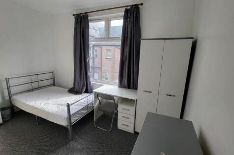 Bright, simply furnished double bedroom with a ...