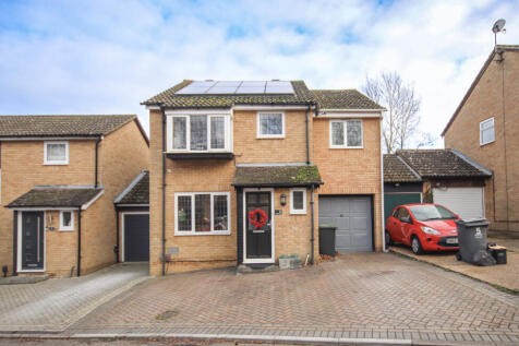 4 Bedroom Link Detached for Sale, Extended to rea