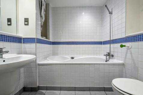 Main Bathroom.jpg