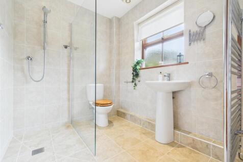 EN-SUITE SHOWER ROOM
