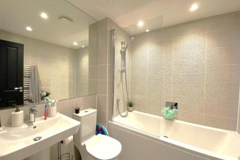 8 Daisy Way - Bathroom.jpg