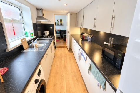 Burley Road, Hyde Park, LEEDS, West Yorkshire photo 4