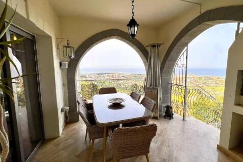 Breakfast rm, stairs