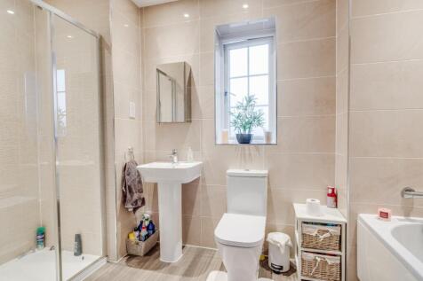 11 - family bathroom.jpg