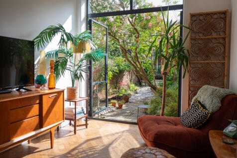 Snug / Dining Room 
