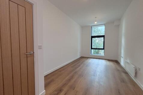 Lakeside Close, Staines-upon-Thames, Surrey, TW18 photo 4