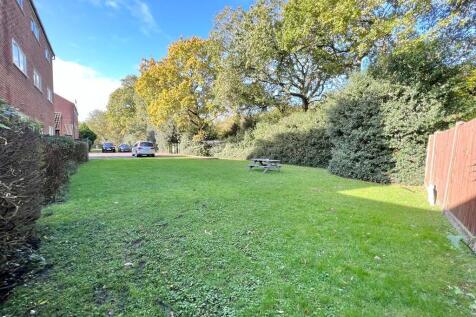 Henley Drive, Frimley Green photo 4