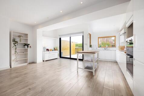 Kitchen/ Dining Room