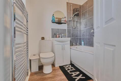 Family Bathroom to Front