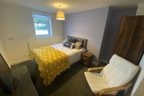 Room 2, 210 Robins Lane photo 3