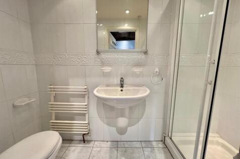 48 wak mezz ensuite.jpg