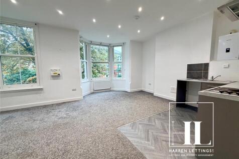 2-bed flat on Forest Road West, Arboretum, Nottingham, NG7, £1,300/mo
